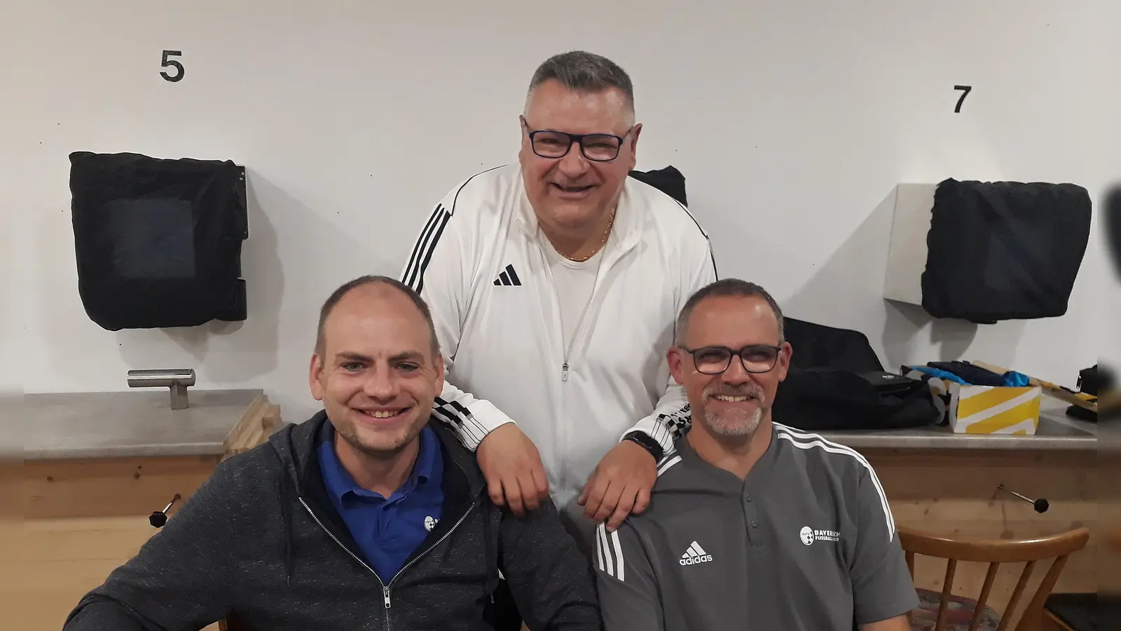 Günter Schuh (Mitte) will der neue Vorsitzende im Kreis Nürnberg/Frankenhöhe werden. Hier mit den Schiedsrichterkollegen Michael Emmert (links) und Heiko Wellhöfer. (Foto: Gerhard Hitz)