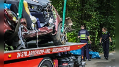 Zwei 19-jährige Männer sowie zwei 14 und 16 Jahre alte Mädchen sind bei einem Autounfall in Kürten gestorben. Am Steuer saß ein 16-Jähriger. Er überlebte. Der Wagen gehört seinen Eltern. (Foto: Christoph Reichwein/dpa)