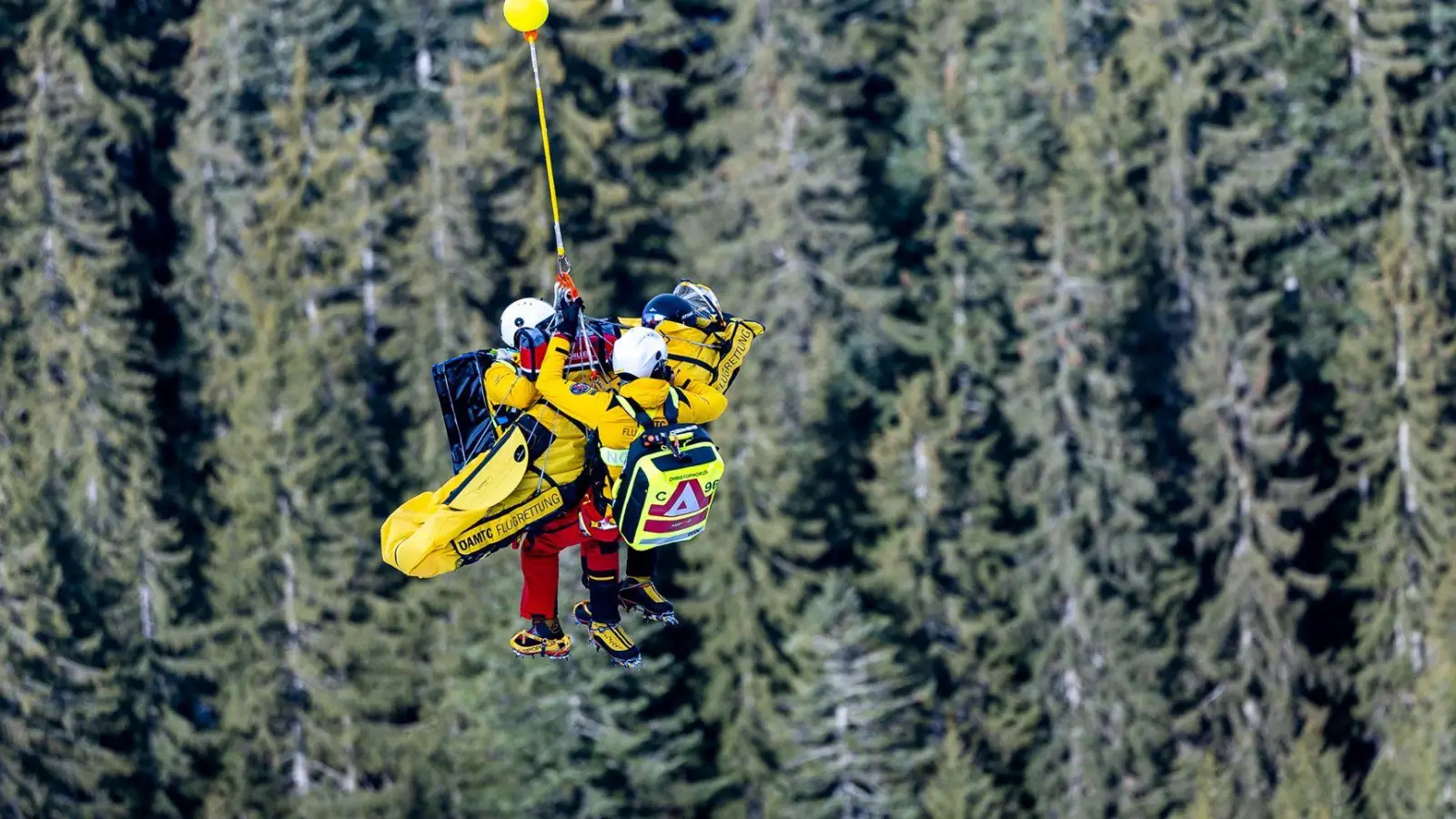 Der Österreicher Felix Hacker wurde nach einem Trainingssturz in Kitzbühel per Hubschrauber geborgen. (Foto: Expa/Johann Groder/APA/dpa)