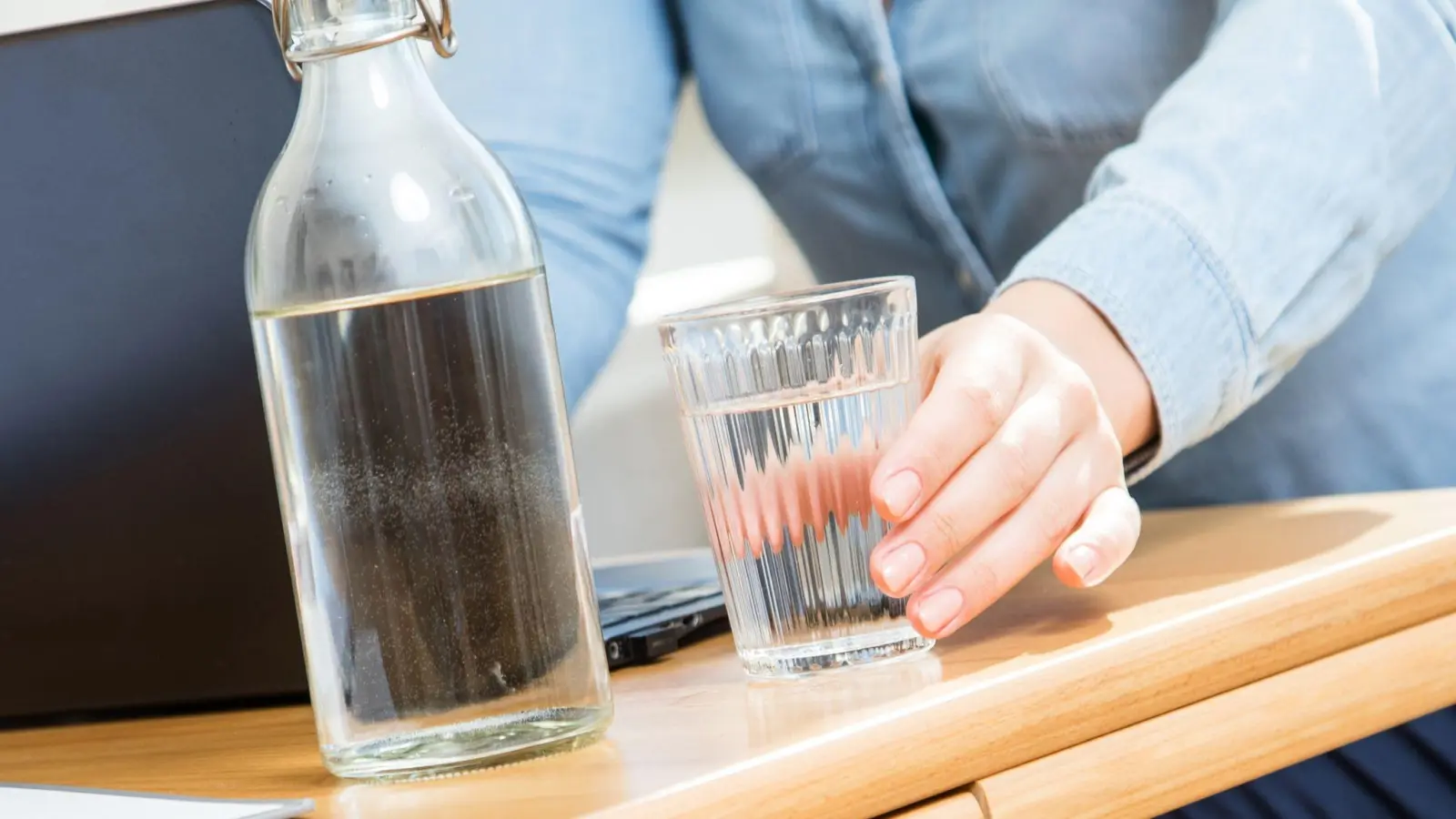 Blasenschwäche kann belastend sein. Doch weniger zu trinken, um seltener auf die Toilette zu müssen, ist keine gute Idee. Denn das reizt die Blase zusätzlich. (Foto: Christin Klose/dpa-tmn)