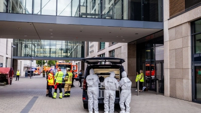 Die Polizei ist zu einem Einsatz in einem Einkaufszentrum ausgerückt. (Foto: Christoph Schmidt/dpa)