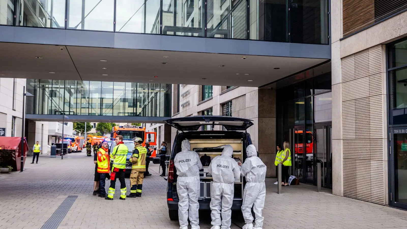 Die Polizei ist zu einem Einsatz in einem Einkaufszentrum ausgerückt. (Foto: Christoph Schmidt/dpa)