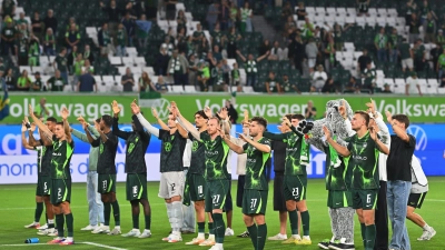 Trotz des 0:0 gab es für das neue VfL-Team von den Fans Applaus. (Foto: Swen Pförtner/dpa)
