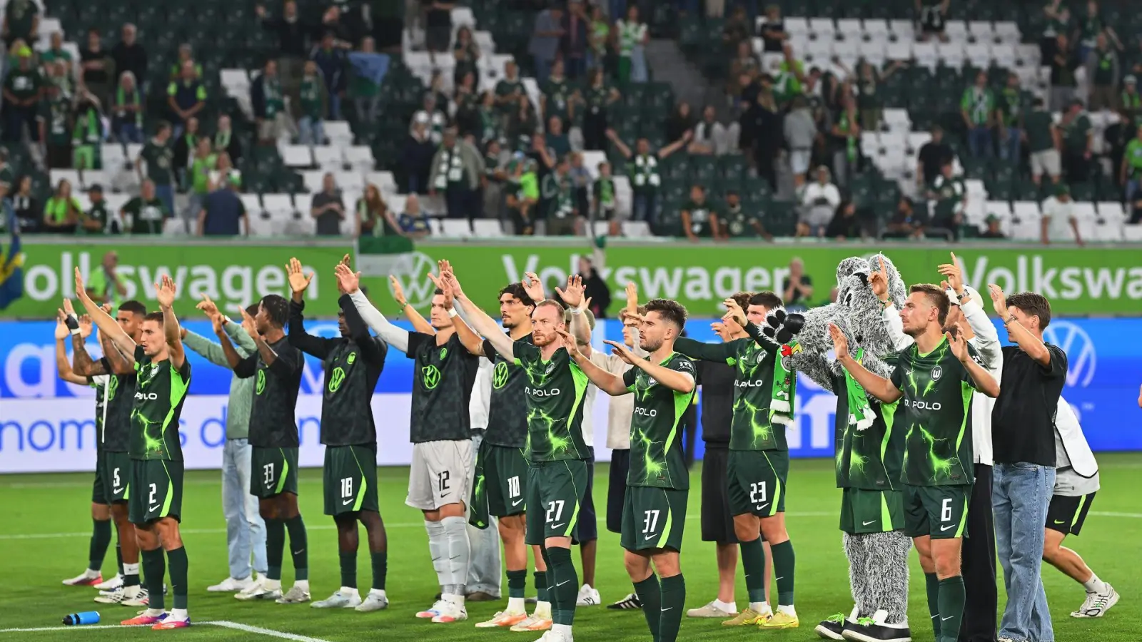 Trotz des 0:0 gab es für das neue VfL-Team von den Fans Applaus. (Foto: Swen Pförtner/dpa)
