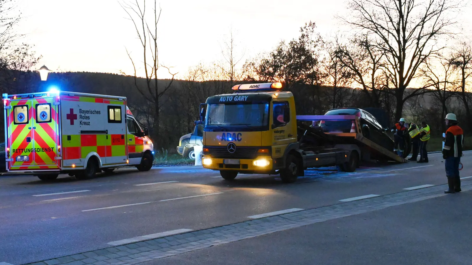 Wegen eines Unfalls war die Staatsstraße beim Neuendettelsauer Gemeindeteil Bechhofen am Mittwoch vorübergehend gesperrt. (Foto: Luca Paul)