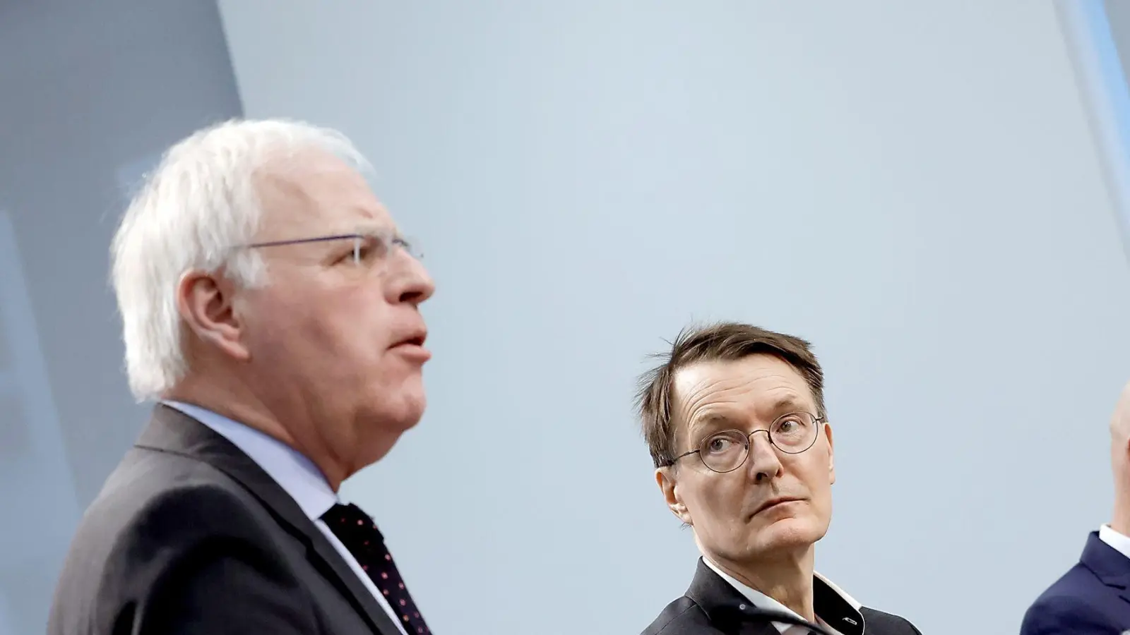 Laut Reinhard Sager (l.), Präsident des Landkreistages, reichen Karl Lauterbachs Pläne gegen die Klinikinsolvenzen nicht aus. (Foto: Carsten Koall/dpa)