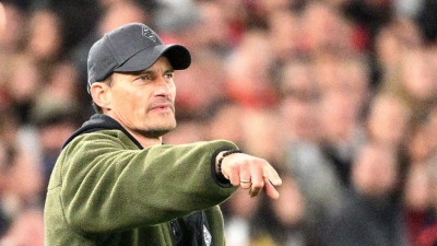 Bei beiden Siegen mit Borussia Mönchengladbach trug Trainer Alexander Blessin einen dunkelgrünen Pullover. (Archivbild)  (Foto: Jan-Philipp Strobel/dpa)