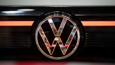 Wegen einer fehlenden Schraube müssen VW-Fahrer für einen vorsorglichen Rückruf möglicherweise zweimal in die Werkstatt. (Symbolbild) (Foto: Hannes P. Albert/dpa)