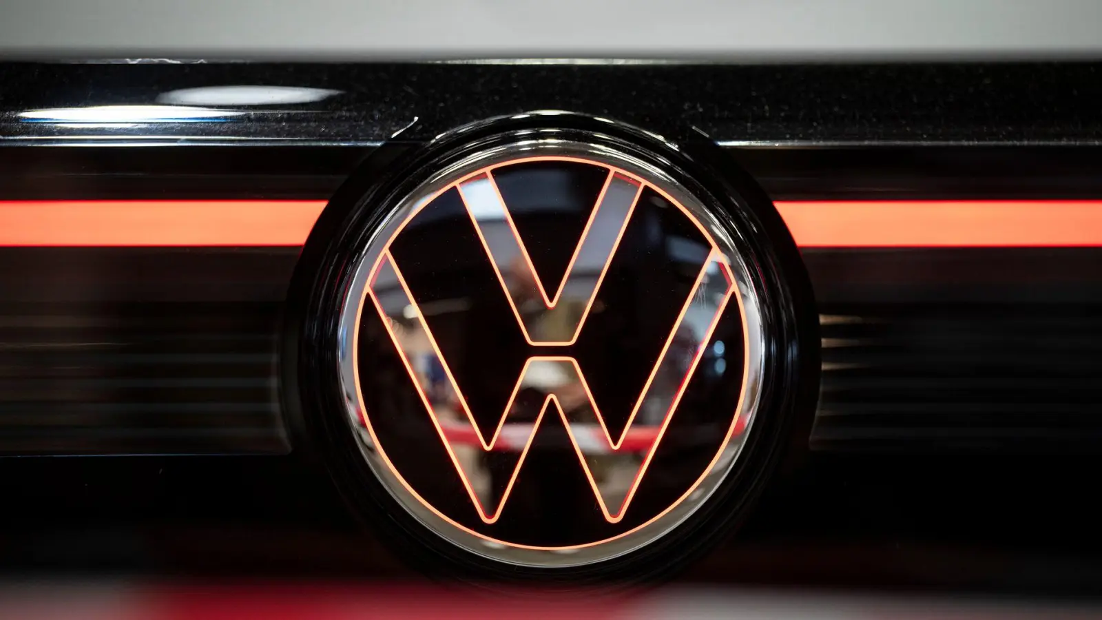 Wegen einer fehlenden Schraube müssen VW-Fahrer für einen vorsorglichen Rückruf möglicherweise zweimal in die Werkstatt. (Symbolbild) (Foto: Hannes P. Albert/dpa)