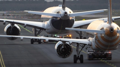 Moderne Jets kommen mit weniger Kerosin aus als ihre Vorgänger. (Symbolbild) (Foto: Boris Roessler/dpa)
