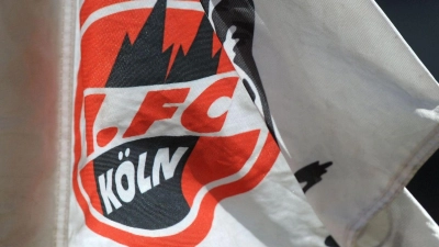 Das Kölner Emblem ist auf einer Eckfahne im Kölner Stadion zu sehen. (Foto: Jonas Gÿttler/dpa)