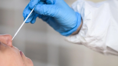 Für fingierte Corona-Tests soll ein Mann in Schwaben mehr als 200.000 Euro bekommen haben. (Symbolbild) (Foto: Kira Hofmann/dpa-Zentralbild/dpa)