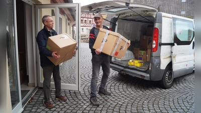 Erwin Mönch (links) und Karl-Heinz Panzer beladen den Hilfstransporter.  (Foto: Nicole Gunkel)