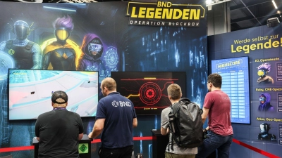 Gamescom-Besucher testen das BND-Computerspiel aus. (Foto: Oliver Berg/dpa)