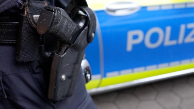 Die Polizei brachte den Mann unter gezogener Schusswaffe zu Boden. (Symbolbild) (Foto: Marcus Brandt/dpa)