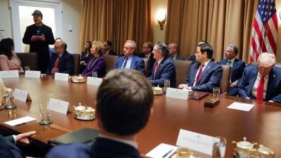 Die Rolle von Elon Musk in der US-Regierung ist unklar - aber im Weißen Haus darf er vor Trumps Kabinett über Einsparungsmaßnahmen sprechen. (Foto: Pool/AP/dpa)