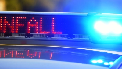 Weil ein Lastwagen von der Fahrbahn abgekommen ist, ist die Autobahn 8 in Fahrtrichtung Ulm nach der Anschlussstelle Merklingen teilweise gesperrt. (Symbolbild) (Foto: Stefan Puchner/dpa)