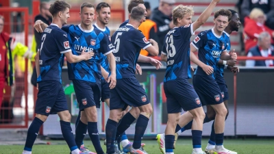 Rund um das Bundesligaspiel kam es zu einem Polizeieinsatz.  (Foto: Andreas Gora/dpa)