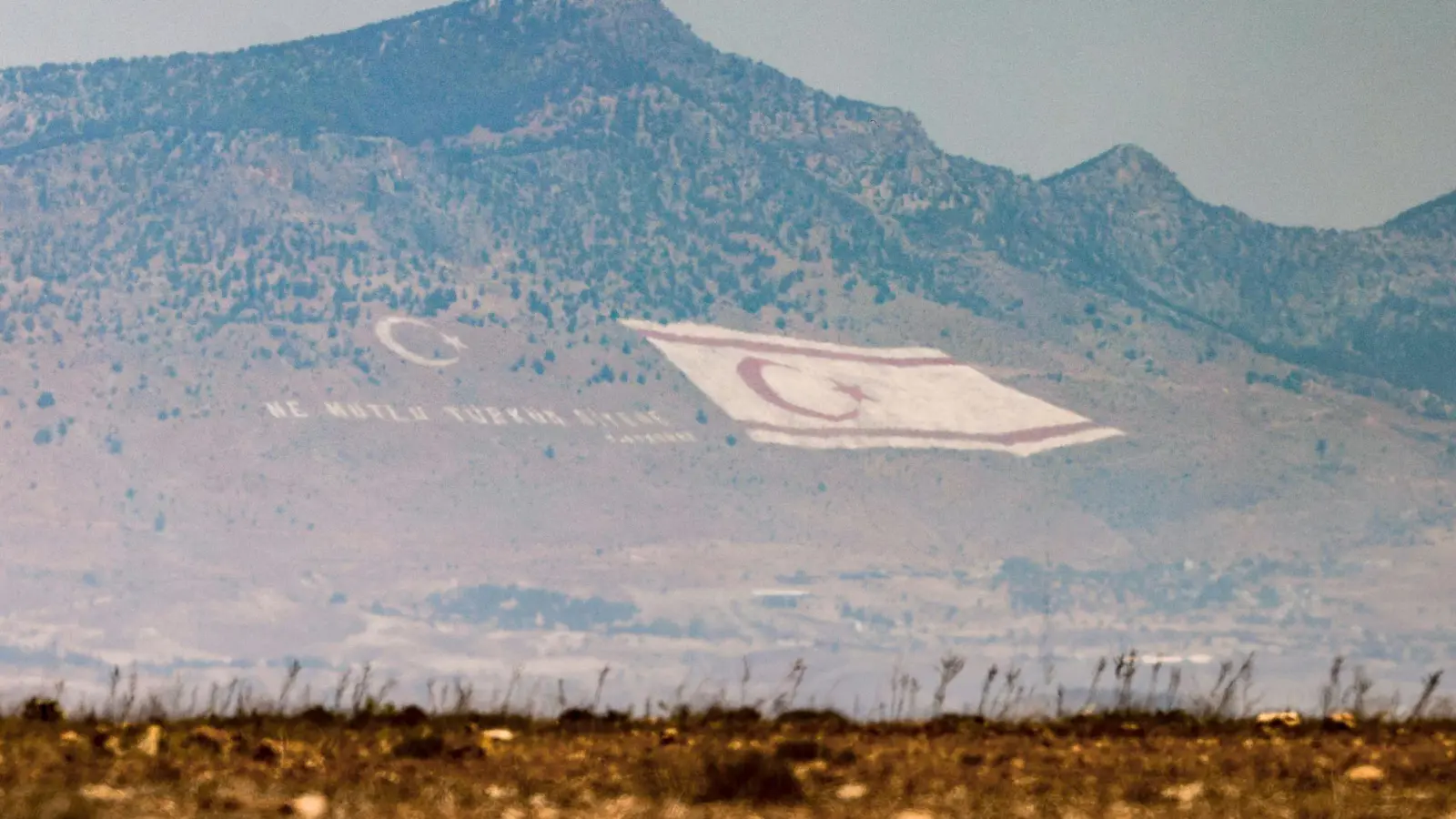 Flagge der nur von der Türkei anerkannten Republik Nordzypern (Foto: Christoph Reichwein/dpa)