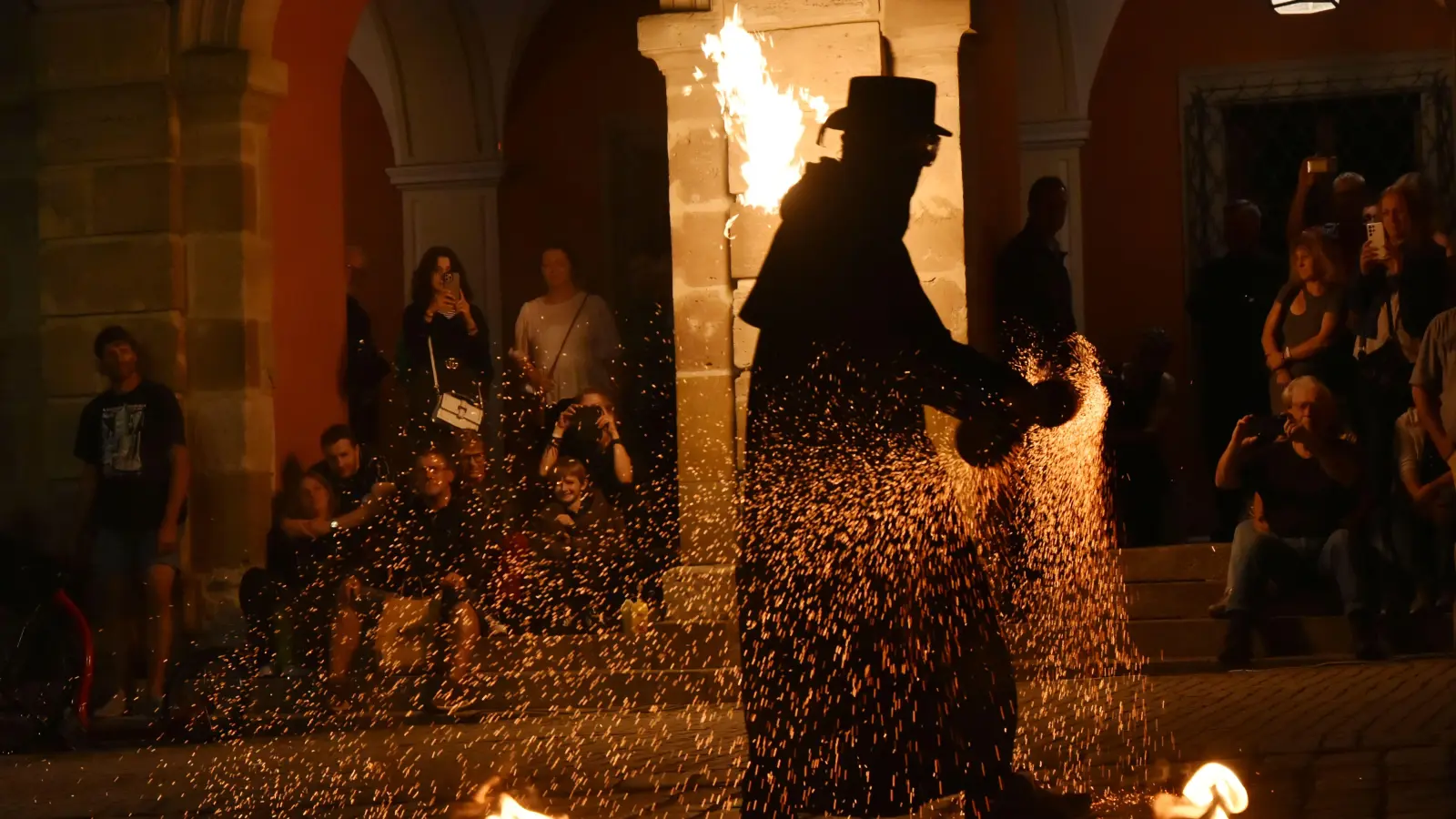 Auf der Langen Kultur- und Einkaufsnacht in Neustadt fliegen am Freitagabend im Rahmen der Feuershow die Funken. (Foto: Anita Dlugoß)