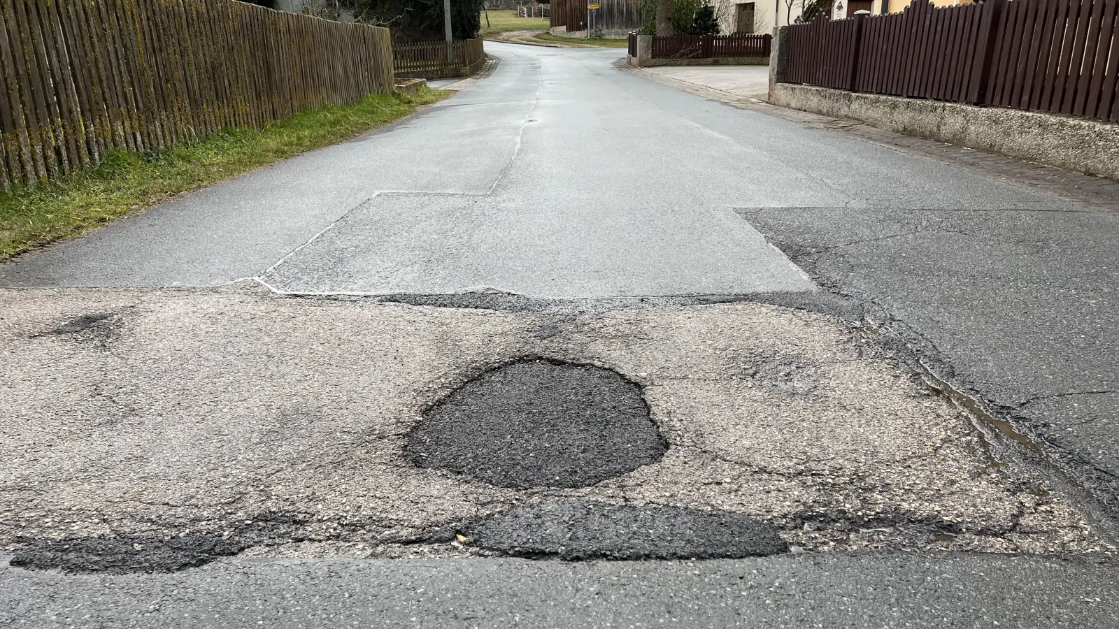 Ein großer Teil der Straßen- und Wegeschäden in Dietenhofen und seinen Ortsteilen wird wahrscheinlich erst einmal nicht repariert. (Foto: Yvonne Neckermann)