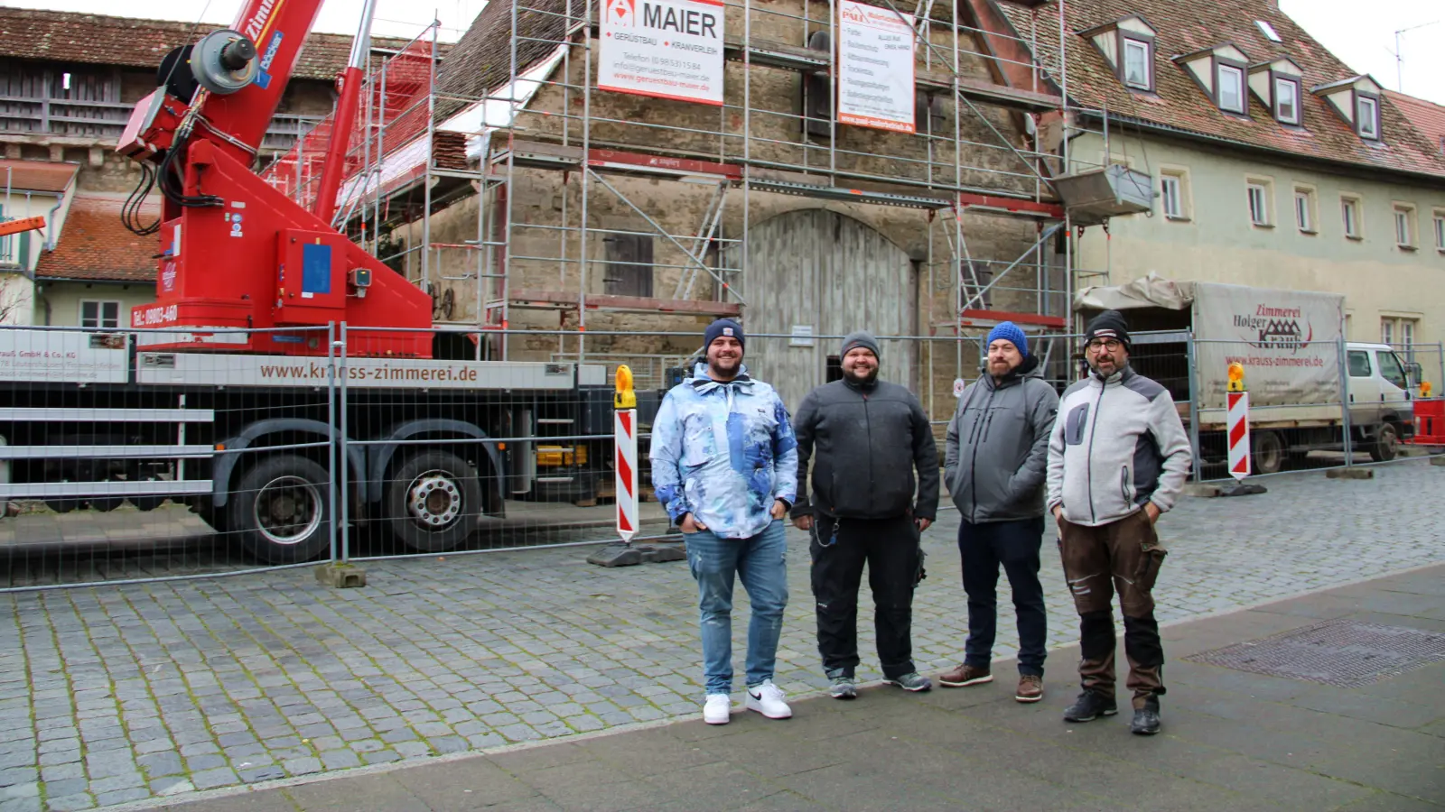 Freuen sich über die wichtige Sanierung (von links): die Zeugmeister Sebastian Baumann und Jonas Finkenberger, der Vorsitzende Martin Wegele und der ehemalige Vorsitzende Uwe Weinhardt. Er ist jetzt im Hauptausschuss aktiv und für die Pferdebeschaffung zuständig. (Foto: Clarissa Kleinschrot)