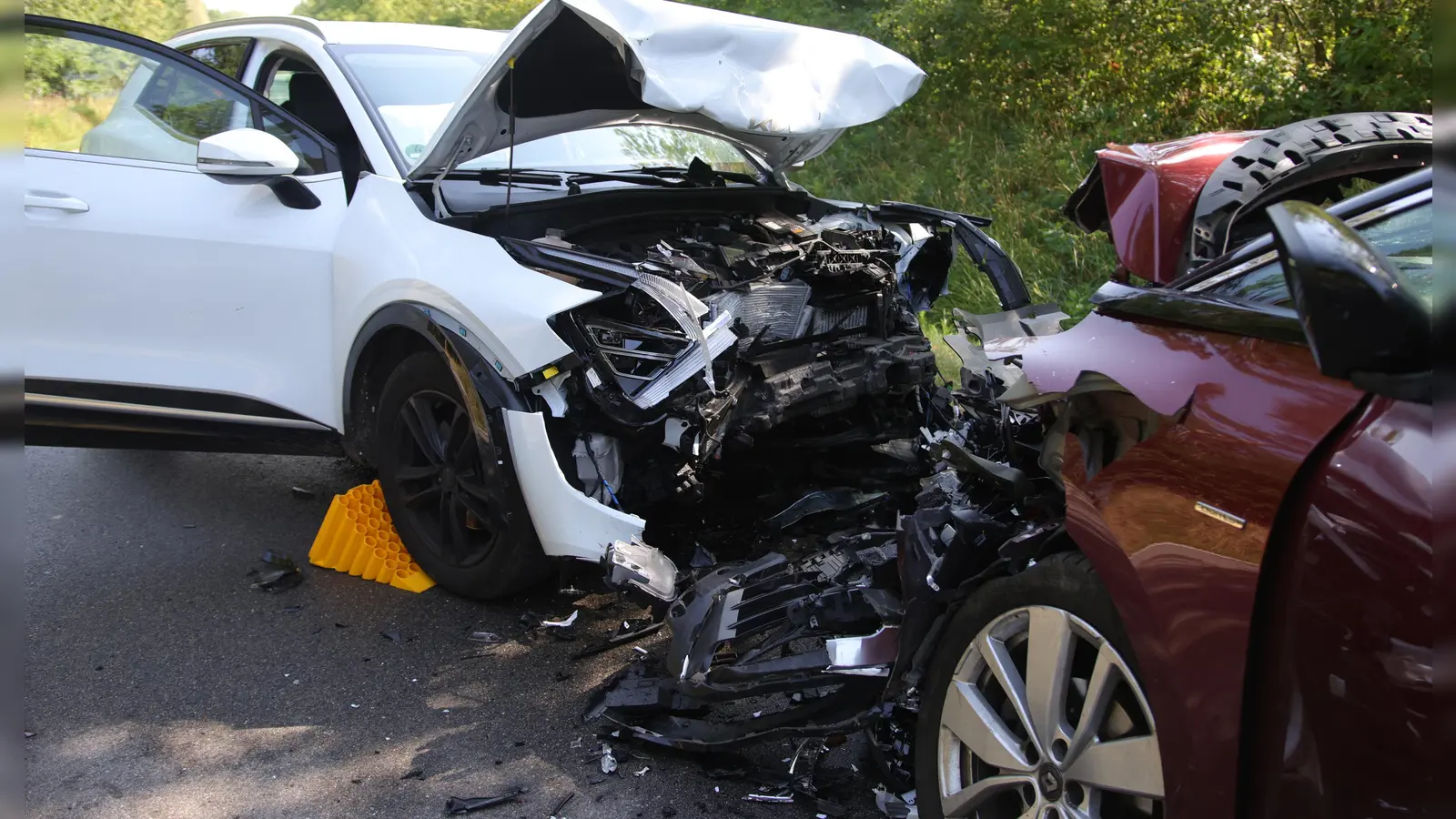 Aus bislang ungeklärter Ursache geriet der Fahrer des weißen Kia auf die Gegenspur. (Foto: NEWS5 / Markus Zahn)