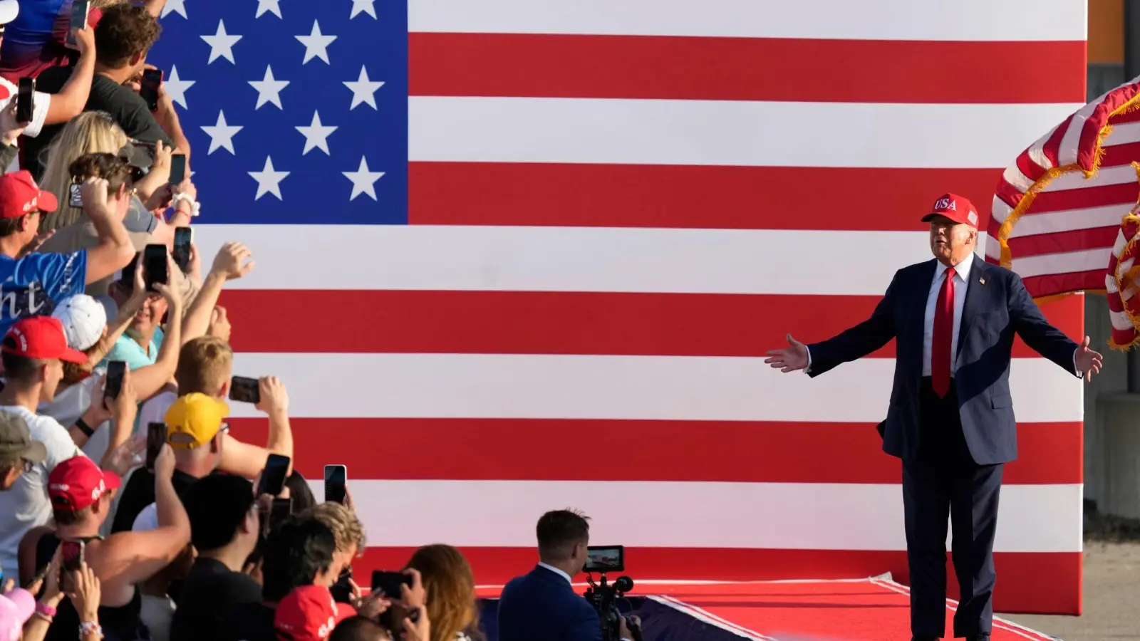 Trump hat innenpolitisch einen wichtigen Erfolg erzielt.  (Foto: Charlie Neibergall/AP/dpa)