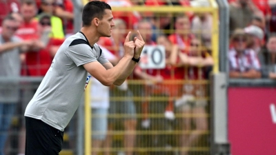 Trainer Thomas Wörle tritt mit dem SSV Ulm im Aufsteiger-Duell bei Jahn Regensburg an.  (Foto: Jan-Philipp Strobel/dpa)