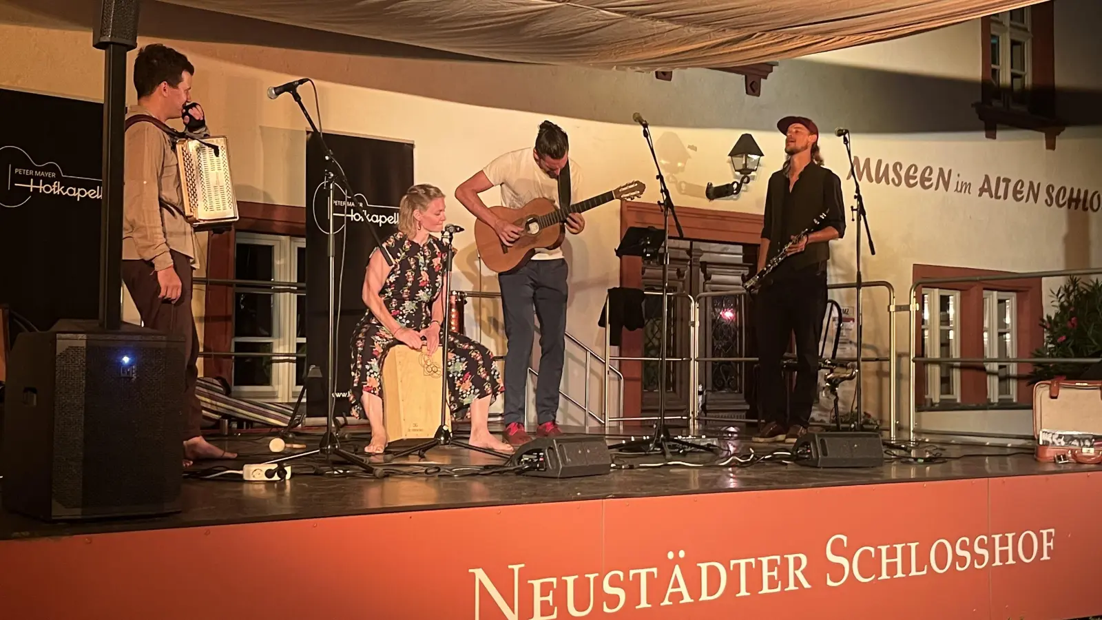 Sorgten im Schlosshof für andächtige Klänge und eine gute Stimmung (von links): Jakob Steinkellner, Nora und Peter Mayer sowie Michael Dumfahrt – die „Peter Mayer Hofkapelle“. (Foto: Volker Raab)