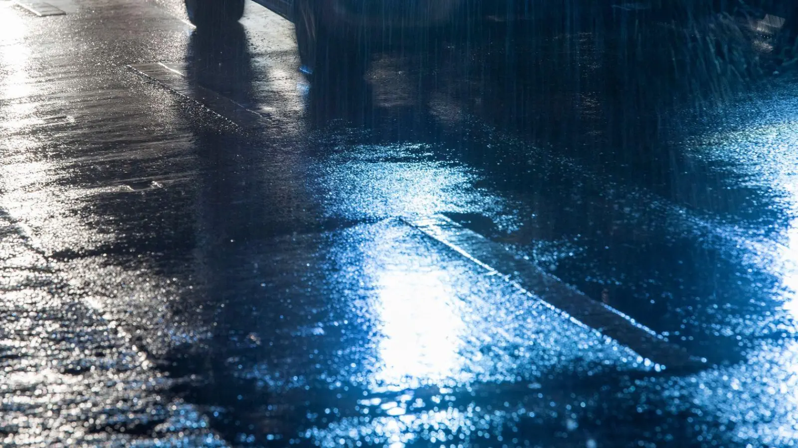 Vorsicht vor Glätte auf den Straßen. (Symbolbild) (Foto: Christophe Gateau/dpa/dpa-tmn)