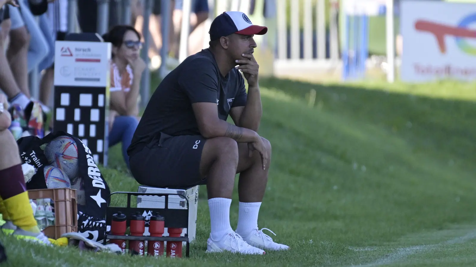 Schaut als Spitzenreiter zu: Duane Carl Collins, Trainer des FC/DJK Burgoberbach. (Foto: Martin Rügner)