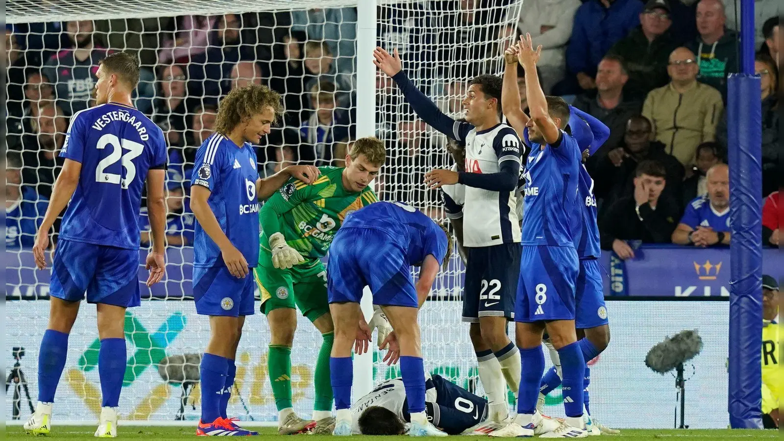 Rodrigo Bentancur knallte im Spiel der Tottenham Hotspur gegen Leicester City heftig mit einem Gegenspieler zusammen. (Foto: Andrew Yates/CSM via ZUMA Press Wire/dpa)