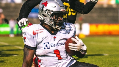 Knights-Quarterback Ashley Brooks als Ballträger im Spiel bei den Amberg Mad Bulldogs. (Foto: Philipp Ponader)