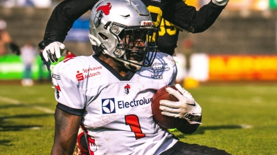 Knights-Quarterback Ashley Brooks als Ballträger im Spiel bei den Amberg Mad Bulldogs. (Foto: Philipp Ponader)