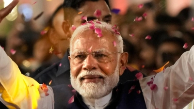 Der indische Premierminister Narendra Modi begrüßt seine Anhänger bei der Ankunft in der Zentrale der Bharatiya Janata Party (BJP). (Foto: Manish Swarup/AP/dpa)