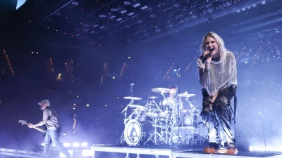 Emily Armstrong von der Band Linkin Park 2024 bei einem Konzert in Hamburg (Foto: Archiv) (Foto: Christian Charisius/dpa)