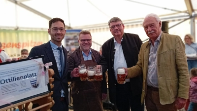 Sie stießen auf den Ottilienplatz an (von links): Bürgermeister Manuel Döhler, stellvertretender Landrat Stefan Horndasch, der Leiter des Amtes für Ländliche Entwicklung Mittelfranken, Wolfgang Neukirchner, und der Vertreter der Landwehr-Brauerei, Gerhard Ilgenfritz.  (Foto: Susanne Landgraf)