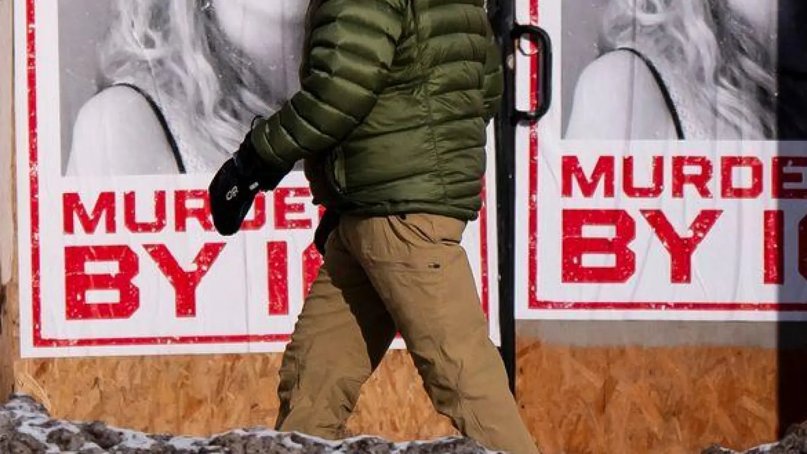 Eine Person geht in Minneapolis an einem Schild für Renee Good vorbei, die Anfang der Woche von einem ICE-Beamten tödlich erschossen wurde. (Foto: Christopher Katsarov/The Canadian Press/AP/dpa)