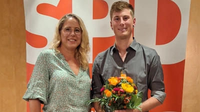 Kathrin Pollack, die Unterbezirksvorsitzende der SPD im Wahlkreis Ansbach beglückwünscht Daniel Mirlach, den frisch nominierten Direktkandidaten für den Bundestag. (Foto: Daniela Ramsauer)