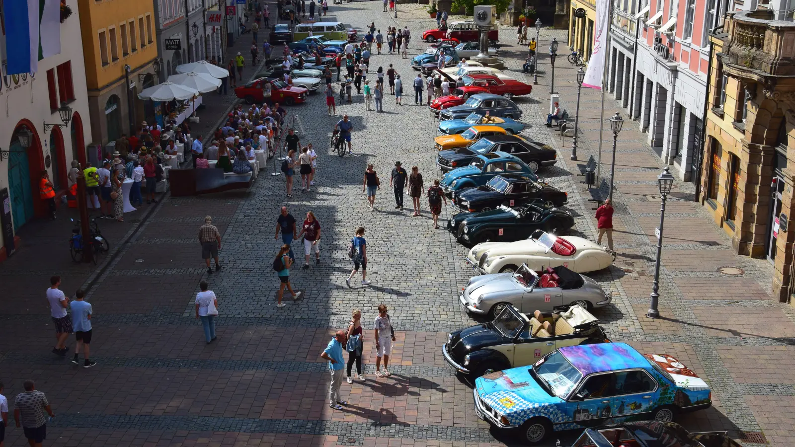 Aufgereiht standen die Oldtimer auf dem Martin-Luther-Platz. (Foto: Florian Schwab)