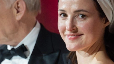 Die Schauspieler Renate Reinsve und Stellan Skarsgård gewannen die Schauspielpreise.  (Foto: Christoph Soeder/dpa)