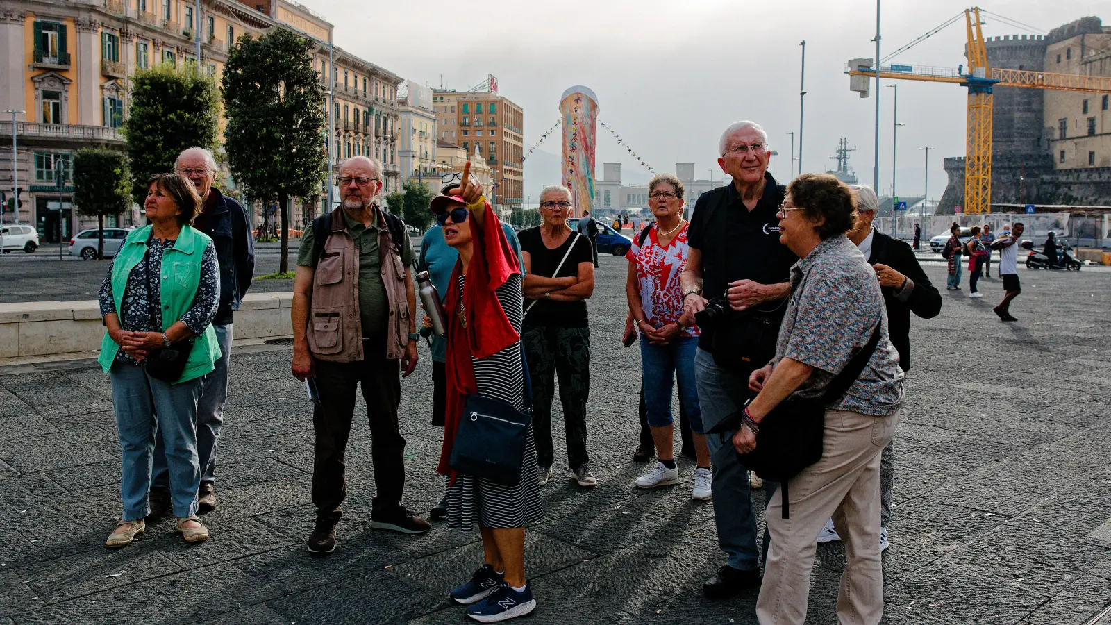 Gekonnt führt die Stadtführerin die Gruppe durch die Altstadt, vorbei am alltäglichen Trubel. (Foto: Tizian Gerbing)