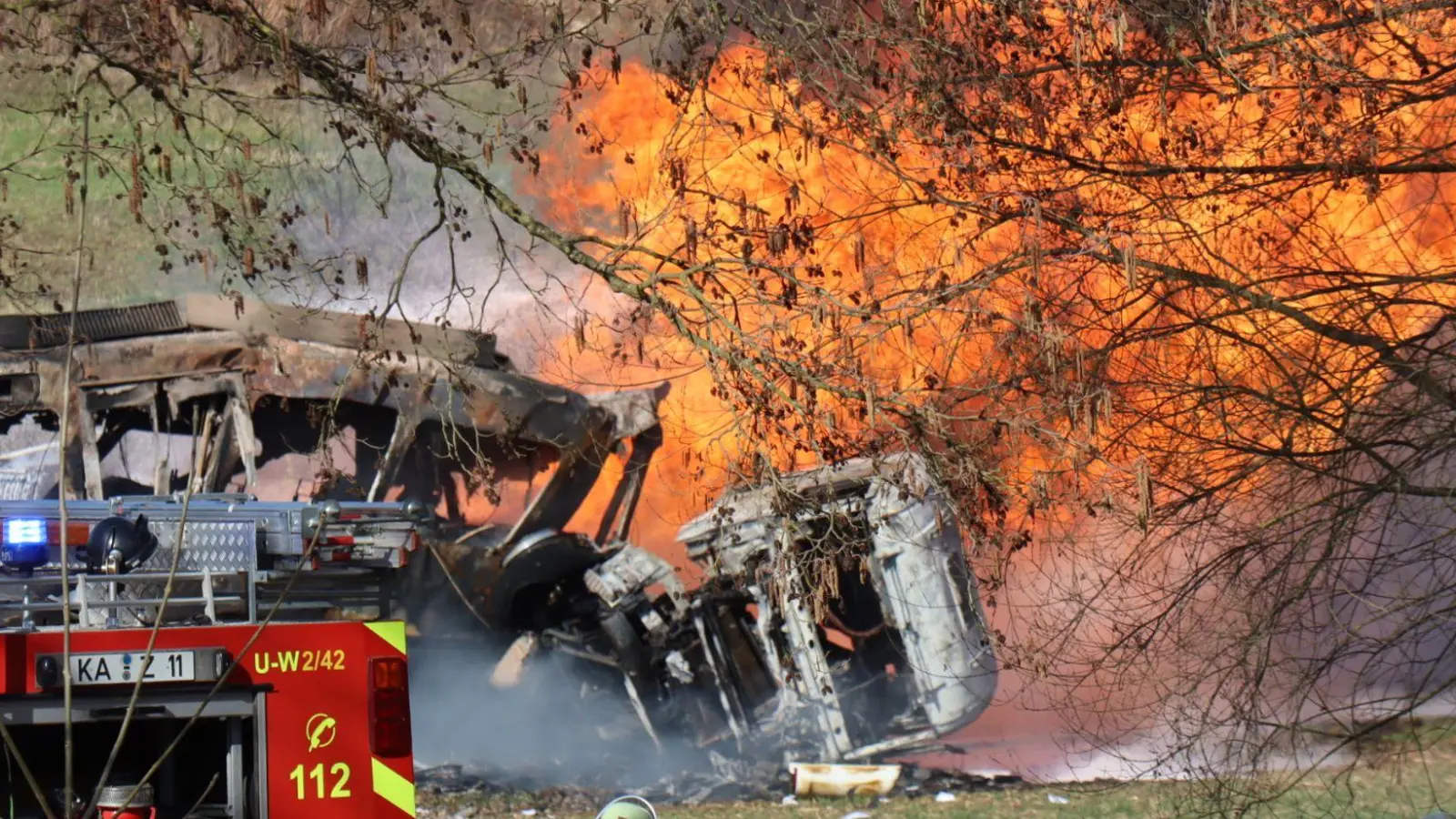 Ein Tanklaster und eine Stadtbahn stehen nach einer Kollision in Flammen. (Foto: Rene Priebe/dpa)