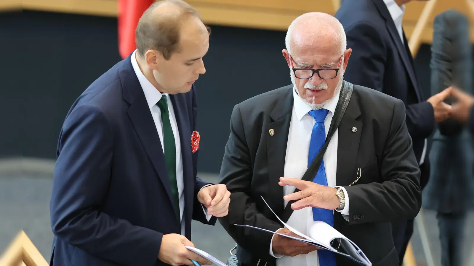 Nach einer Gerichtsentscheidung muss sich der AfD-Alterspräsidenten an Regen halten. (Foto: Bodo Schackow/dpa)