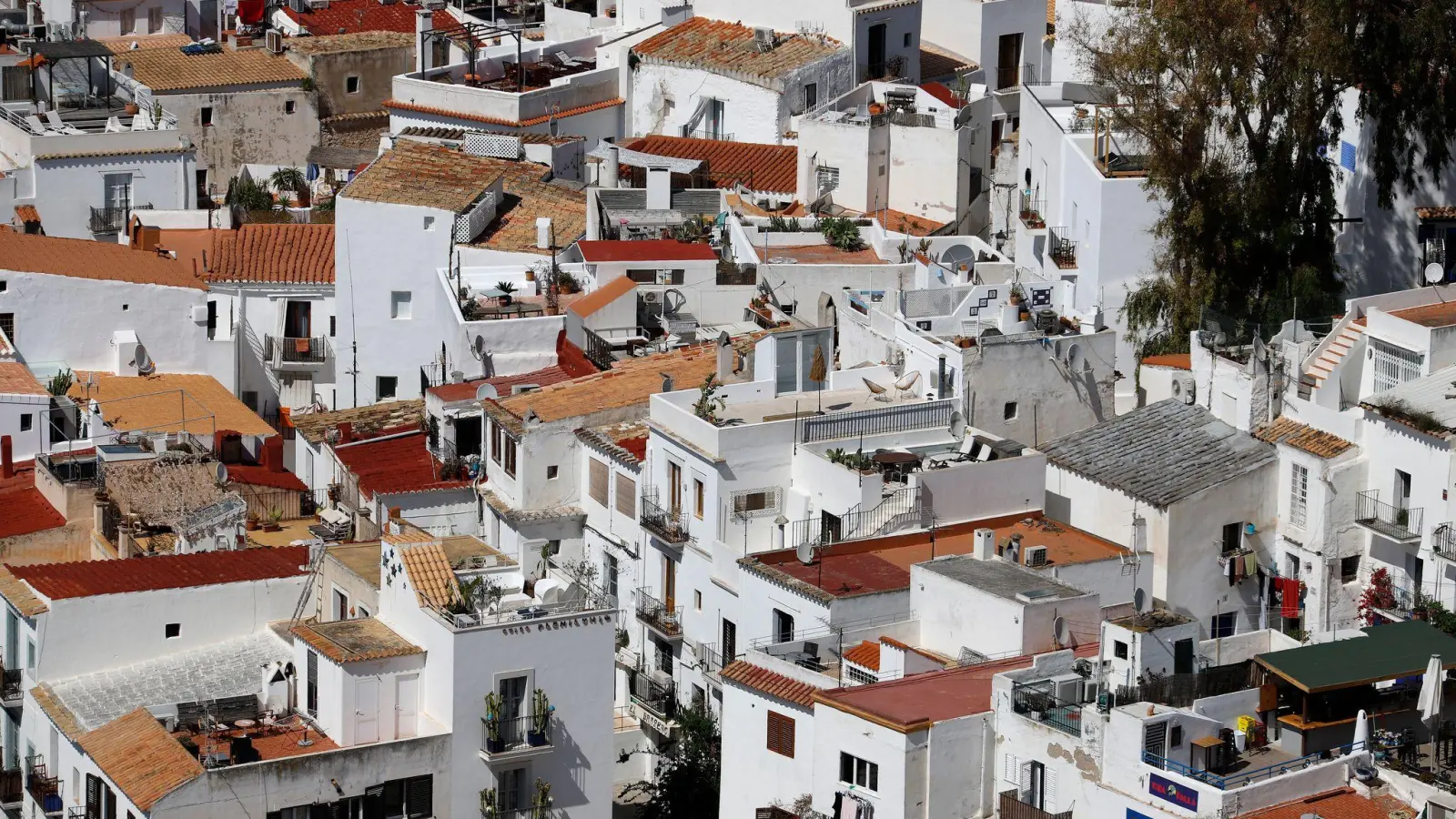 Viele Gassen, Häuschen: Blick auf das Zentrum von Ibiza Stadt. (Foto: Clara Margais/dpa)