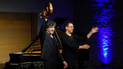 Gastierten mit ihrem Programm „Between Worlds“ in der Rothenburger Reichsstadthalle: der Mandolinist Avi Avital (links) und der Pianist Omer Klein. (Foto: Elke Walter)