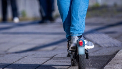 Ein 35-Jähriger ist in Ergersheim von seinem E-Scooter gestürzt und hat sich schwer verletzt. (Symbolbild: Jens Büttner/dpa)