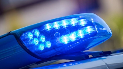 Bei einer Wohnungsdurchsuchung ist ein Mann aus einem Fenster gesprungen und schwer verletzt worden. (Symbolbild) (Foto: Lino Mirgeler/dpa)