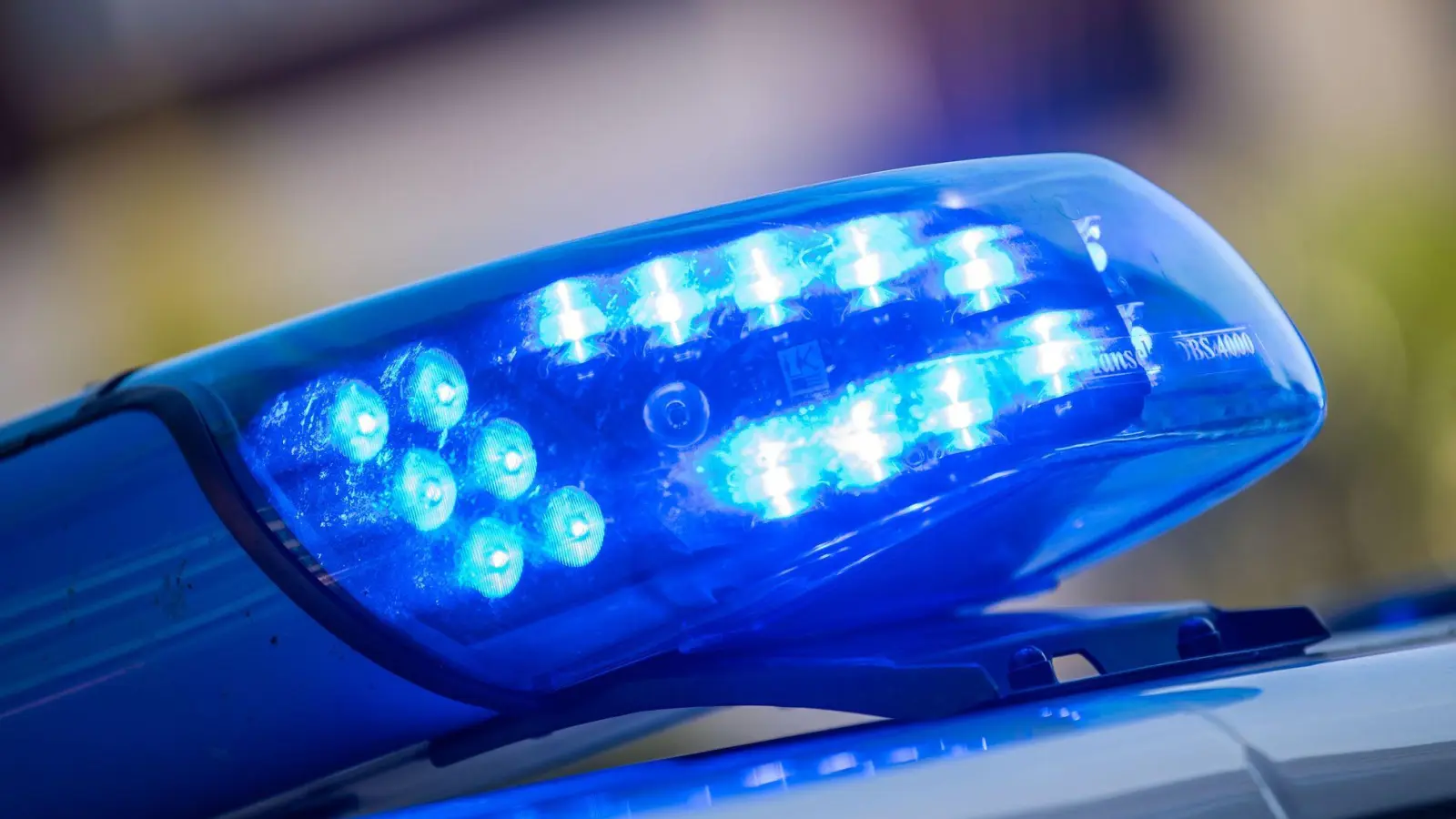 Bei einer Wohnungsdurchsuchung ist ein Mann aus einem Fenster gesprungen und schwer verletzt worden. (Symbolbild) (Foto: Lino Mirgeler/dpa)